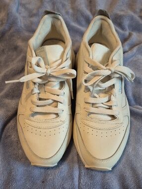 Reebok Off-White/Tan Low-Top Sneakers